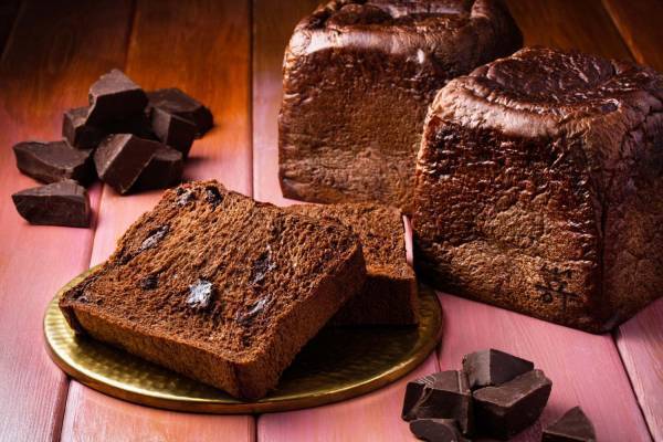 高級食パン専門店嵜本×大人のガトーショコラ専門店マジョリ、ハイカカオチョコ入りほろ苦しっとり食パン