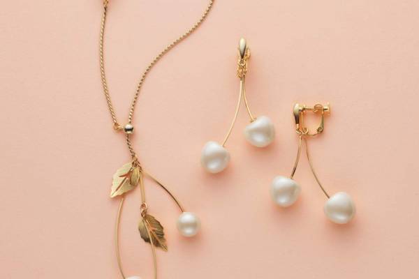 プラス ヴァンドームから「チェリー」モチーフのパールアクセサリー、ネックレス&イヤリングを展開