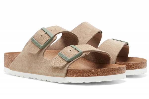 ビルケンシュトック、オリーブ色バックルの「アリゾナ」サンダル - 雑誌『モノクル』とコラボ
