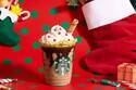 スターバックス“クリスマス”のお菓子を詰め込んだ「サンタブーツ チョコレート フラペチーノ」