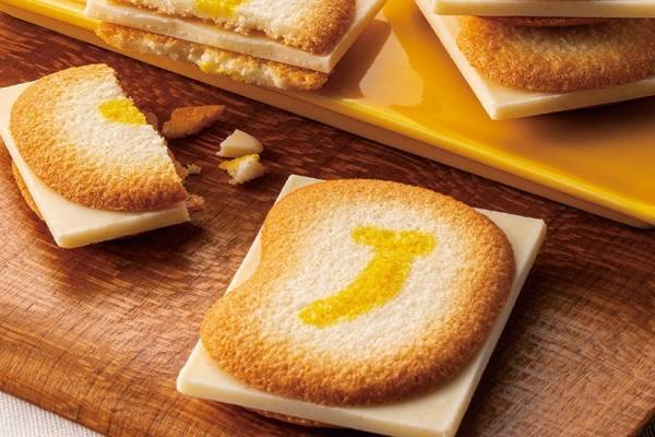 「東京ばな奈クッキーサンド しかも、チョコはみ出してる」ラングドシャクッキー×ミルキーバナナショコラ