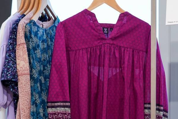 ユニクロ「UT」アナ スイと初コラボ、ボヘミアンタッチのブラウスやワンピースなど