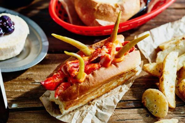 ルークス ロブスターのクリスマス限定ロブスターロール、唐辛子のピクルスをのせた“スペイン風”