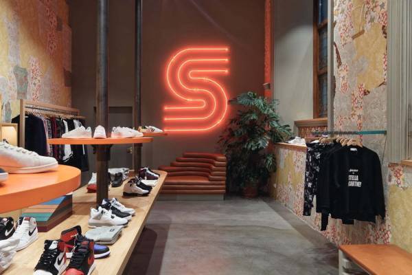 「スニーカーズエンスタッフ」東京・代官山に日本初上陸、カフェ併設のスニーカーストア