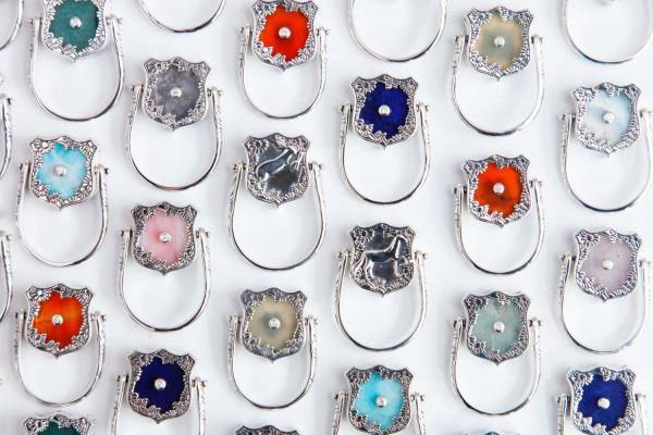 パスザバトン“回転式”リング、ウサギやウマのモチーフ＆ローズクォーツなど天然石が裏表に