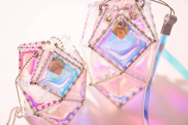 きらめくオーロラカラーバッグが伊勢丹新宿店に、バオ バオ イッセイ ミヤケを手掛けた松村光がデザイン