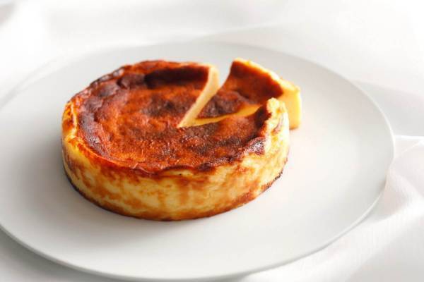 ホテルニューオータニパティスリーSATSUKIの「バスクチーズケーキ」濃厚なWチーズ×とろ～り食感