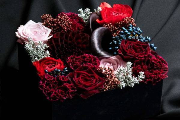 サンジョルディフラワーズのクリスマスギフト、ダークカラーの花を詰めたフラワーボックス＆ハーバリウム