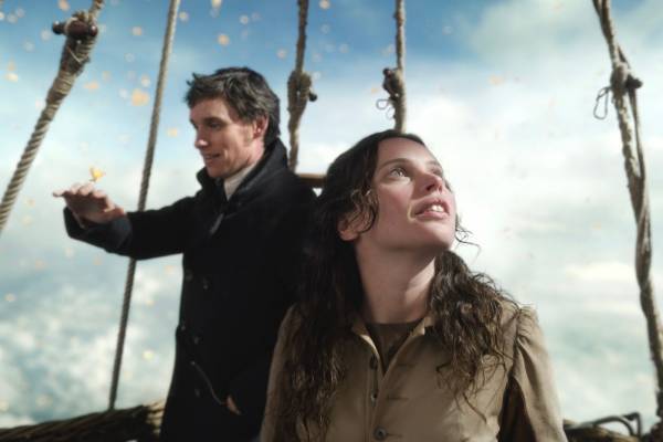 映画『イントゥ・ザ・スカイ』フェリシティ×エディ再タッグ、気球で人類の限界に挑む感動実話