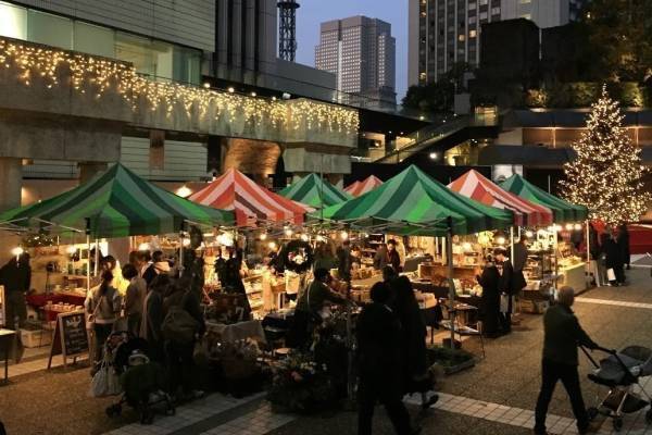 アークヒルズ「赤坂蚤の市」がクリスマス仕様に、アンティークのランプ&ジュエリー販売やリース作り