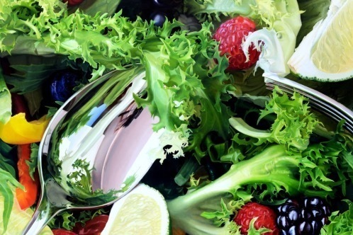 “まるで写真”のような生卵やサラダ、“スーパーリアリズム”画家・上田薫の展覧会が新宿高島屋で