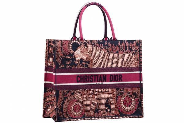 ディオールの“アフリカンプリント”風バッグ、ライオン刺繍の「ブック トート」など