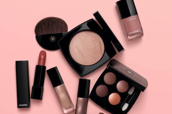 シャネル20年春夏コスメ「砂漠」から着想した艶ハイライターやクリーミーメタリックの新アイカラー
