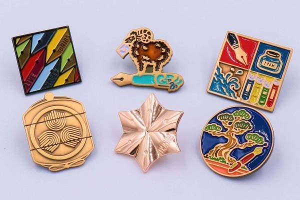 「文具好きのためのピンズ」銀座 蔦屋書店で販売、“ペン先の勲章”や印籠モチーフの限定ピンズ