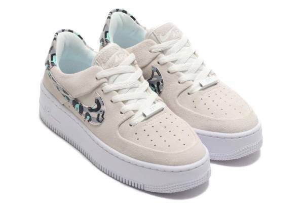 ナイキの“アニマル柄スウッシュ”厚底スニーカー、上質なスエードアッパー×プラットフォームソール