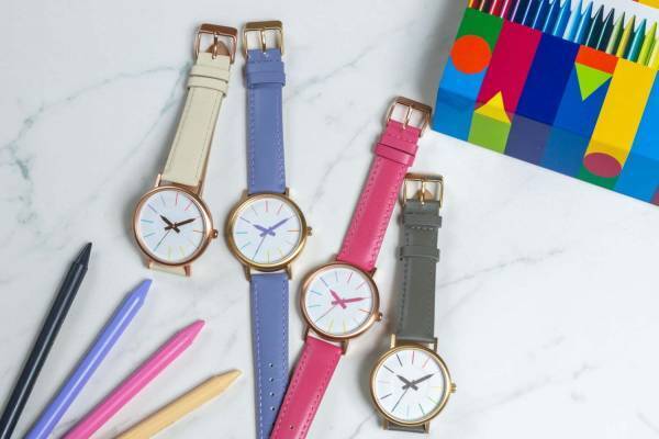 サクラクレパスコラボ腕時計「クーピー柄ウォッチ」に新色、“たまごいろ”や“カーネーション”など