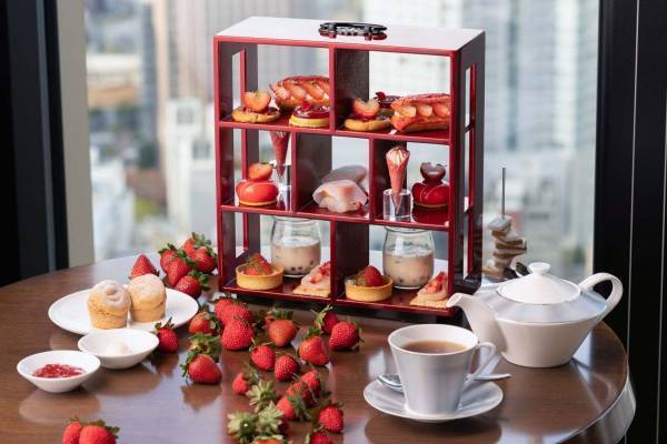 コンラッド大阪“ストロベリー”尽くしのアフタヌーンティー、アプリコット×苺のムースケーキなど