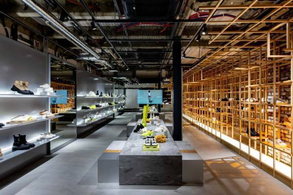パリ発のフットウェアブランド「ボース」世界初の旗艦店を東京・北青山にオープン