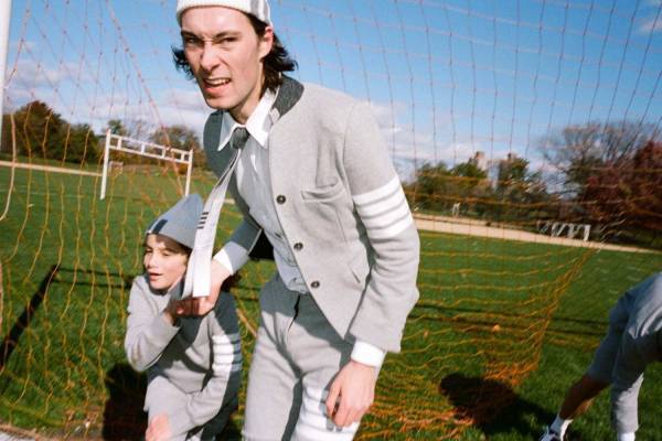 トム ブラウン “アメフト”着想のカプセルコレクション、ホワイト×ブラウンのスニーカーやパンツスーツ