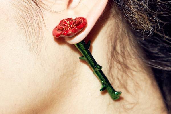 パメオポーズ、可憐なリボンや大粒ハートの新作ピアス＆チョーカー - 耳元に咲く“赤薔薇”ピアスも