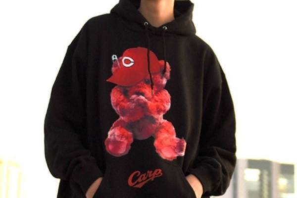 ランド バイ ミルクボーイ「広島カープ」コラボパーカーが広島店限定で、真っ赤なベアを配して