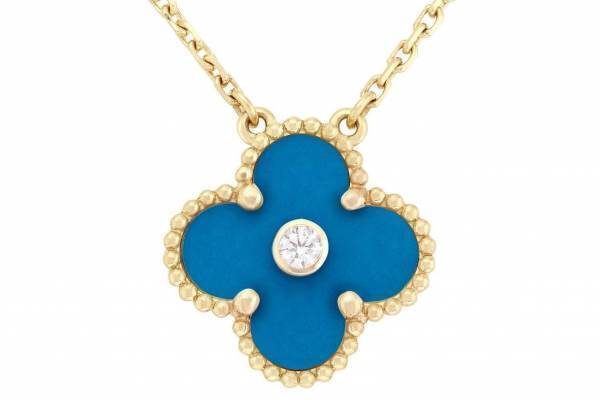 ヴァン クリーフ＆アーペルの限定ペンダント、ブルーの四つ葉をゴールドとダイヤモンドで彩って