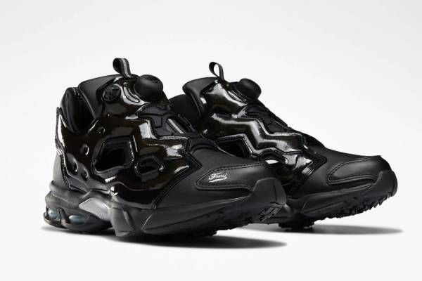 リーボック クラシックのスニーカー「フューリー ディーエムエックス」01年発売“ブラック”を復刻