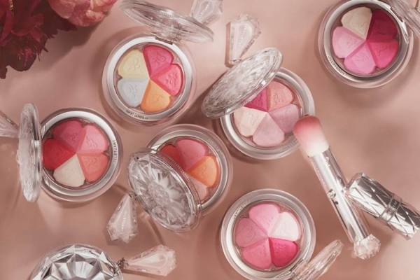 ジルスチュアート ビューティ20年春コスメ、透け感発色の“花びらチーク”や春色アイカラーパレット