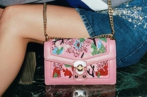 ミュウミュウ“フラワー刺繍”のチェーンバッグ＆“きらきら”輝くグリッターサンダルがクリスマスに