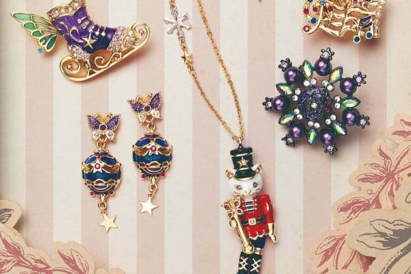 アナ スイのクリスマスアクセサリー、“くるみ割りねこ”のペンダントや星が揺れるベル型ブローチ