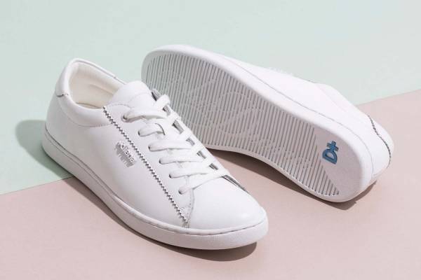 プラス ダイアナ“すっきりシルエット”のレザースニーカー＆クリスマス限定グリッターシューズ