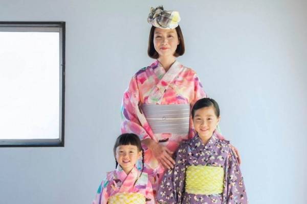 コシラエル“洗濯機で洗える”浴衣、ピンク×イエローのジェラートカラーなど傘の絵柄を浴衣に