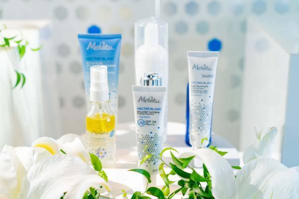 メルヴィータ“白ゆり”オイル配合の新作UV下地「ネクターブラン UVシールド」艶めく“ブルべ肌”に