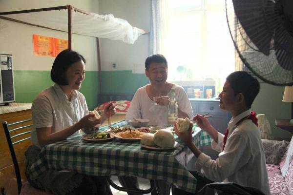 ワン・シャオシュアイ監督映画『在りし日の歌』21世紀中国、激動の時代を生きた夫婦の30年間を描く