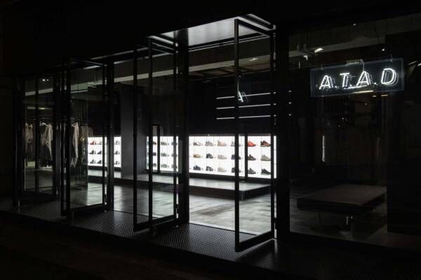 アディダス×アトモスの新店舗「A.T.A.D」原宿に、“バーで注文”するようなシューズ体験を提供