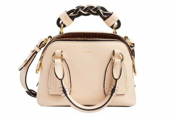 クロエ“カール・ラガーフェルド”のモノグラムを復刻した新作バッグ＆シューズも