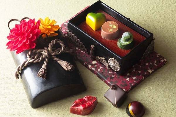 横浜ベイホテル東急のバレンタイン、“漆黒の玉手箱”モチーフの和テイストショコラなど