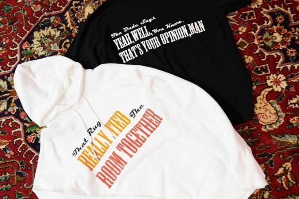 sacaiと映画『ビッグ・リボウスキ』のコラボTシャツ＆パーカー、主人公の台詞をデザインに