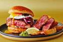 J.S. バーガーズ カフェ“2,020円”の新年バーガー、“厚切りサーロインステーキカツ”をサンド