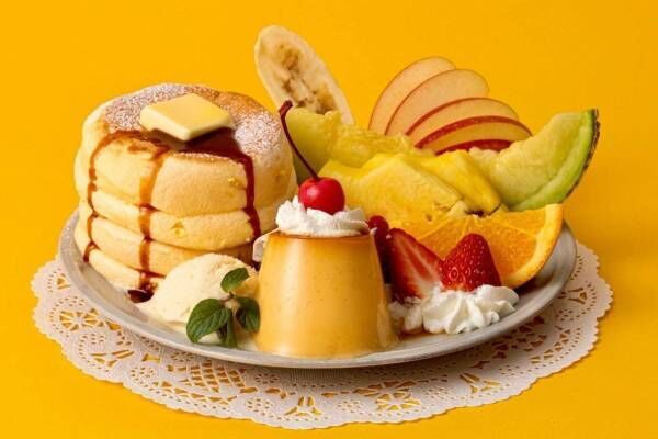 フリッパーズ「奇跡のパンケーキ プリンアラモード」“もっちりぷるぷる”プリン＆7種のフルーツを飾って