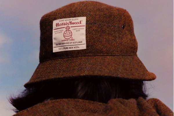 ステューシー / ハリスツイード、セットアップ着用できるコーチジャケット＆パンツを深み色ツイードで