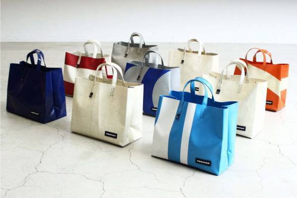 パスザバトン×フライターグの“ロゴ＆スローガン入り”ケーキバッグ、東京・京都で発売