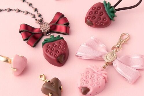 Q-pot.“苺ガナッシュチョコ”や“つまみ食い”モチーフのバレンタインアクセサリー