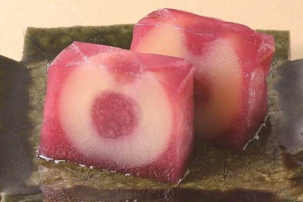 宗家 源 吉兆庵から国産紅玉を丸ごと1個使用した和菓子「宝玉りんご」ねずみを描く干支羊羹も