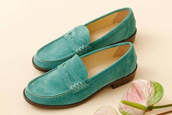 サロン アダム エ ロペ×ハルタのスエードローファーに春の新色、グリーンやキャメルなど全4色