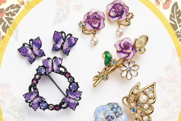 アナ スイの新作アクセサリー、ビジューをまとった蝶&バラのピアスやブローチ