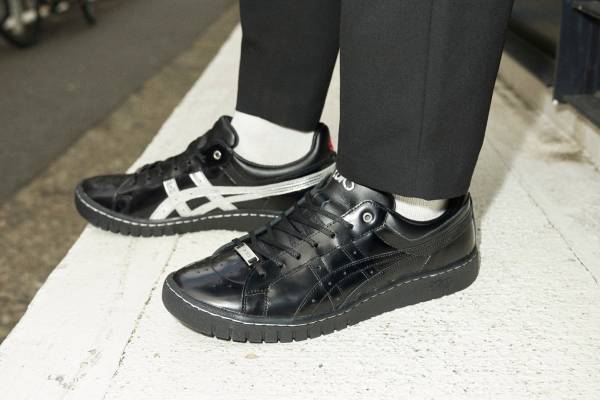 アシックス新作スニーカー“50年代の自動車”着想の艶のあるブラックアッパー「GEL-PTG」