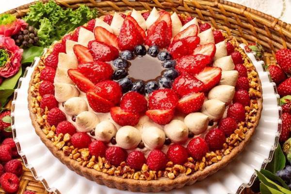 「キル フェ ボン」から苺の新作タルト、希少な白イチゴのタルトも全国の店舗で発売