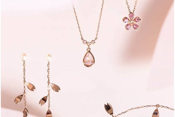 ヴァンドーム青山の桜ジュエリー、ローズクォーツ輝くネックレスやピンクゴールドのピアス