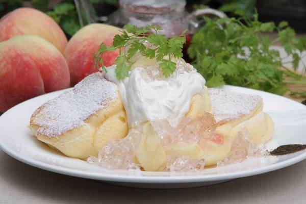 「幸せのパンケーキ」から国産白桃を使った限定メニュー、ラベンダーゼリー＆ローズヒップソースを絡めて